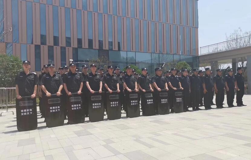 漢江夢開盤，湖北獵鷹保安公司繼續(xù)維護現(xiàn)場秩序