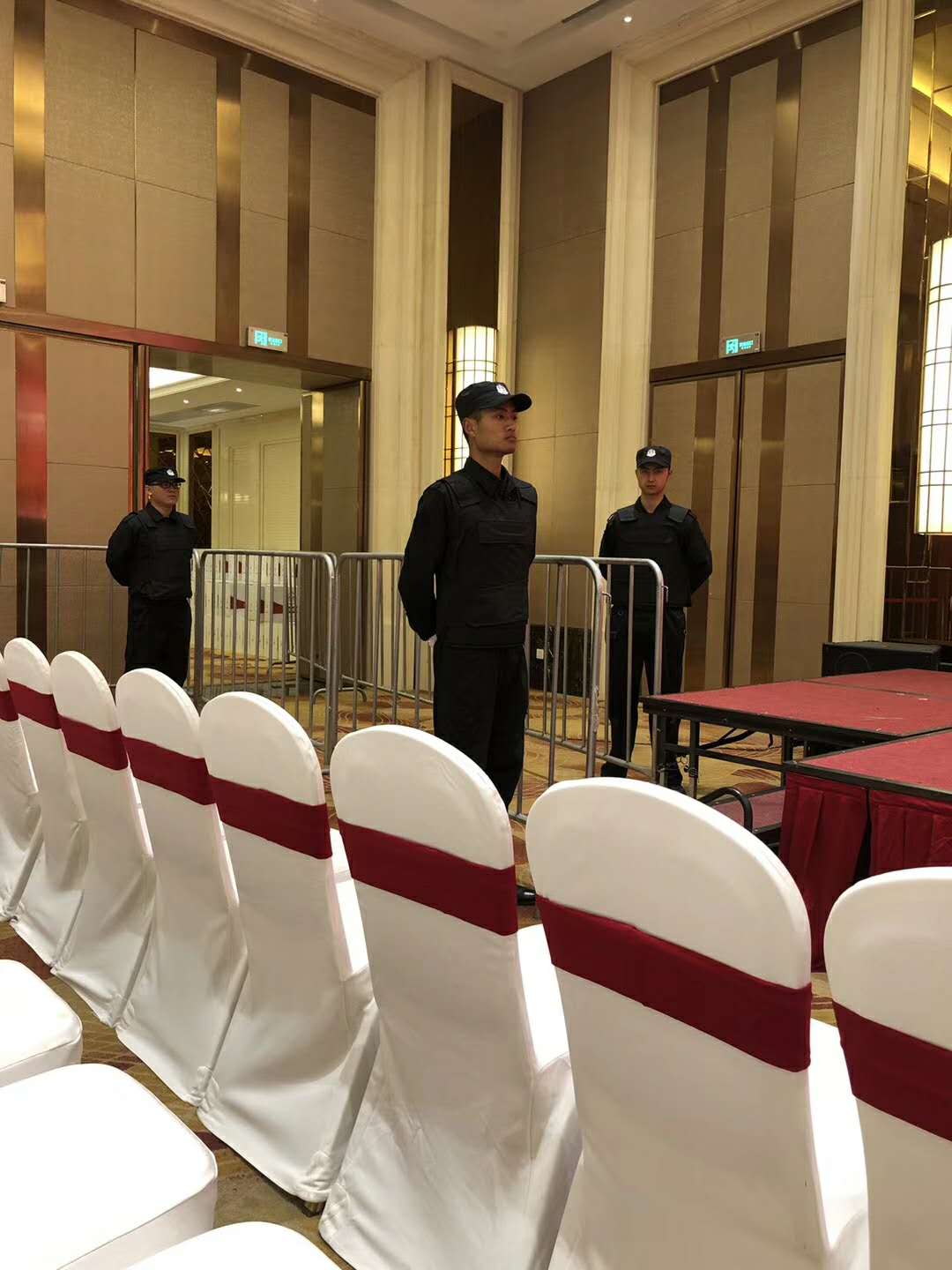 襄陽獵鷹保安為京奧.城市奧特萊斯開盤護(hù)航