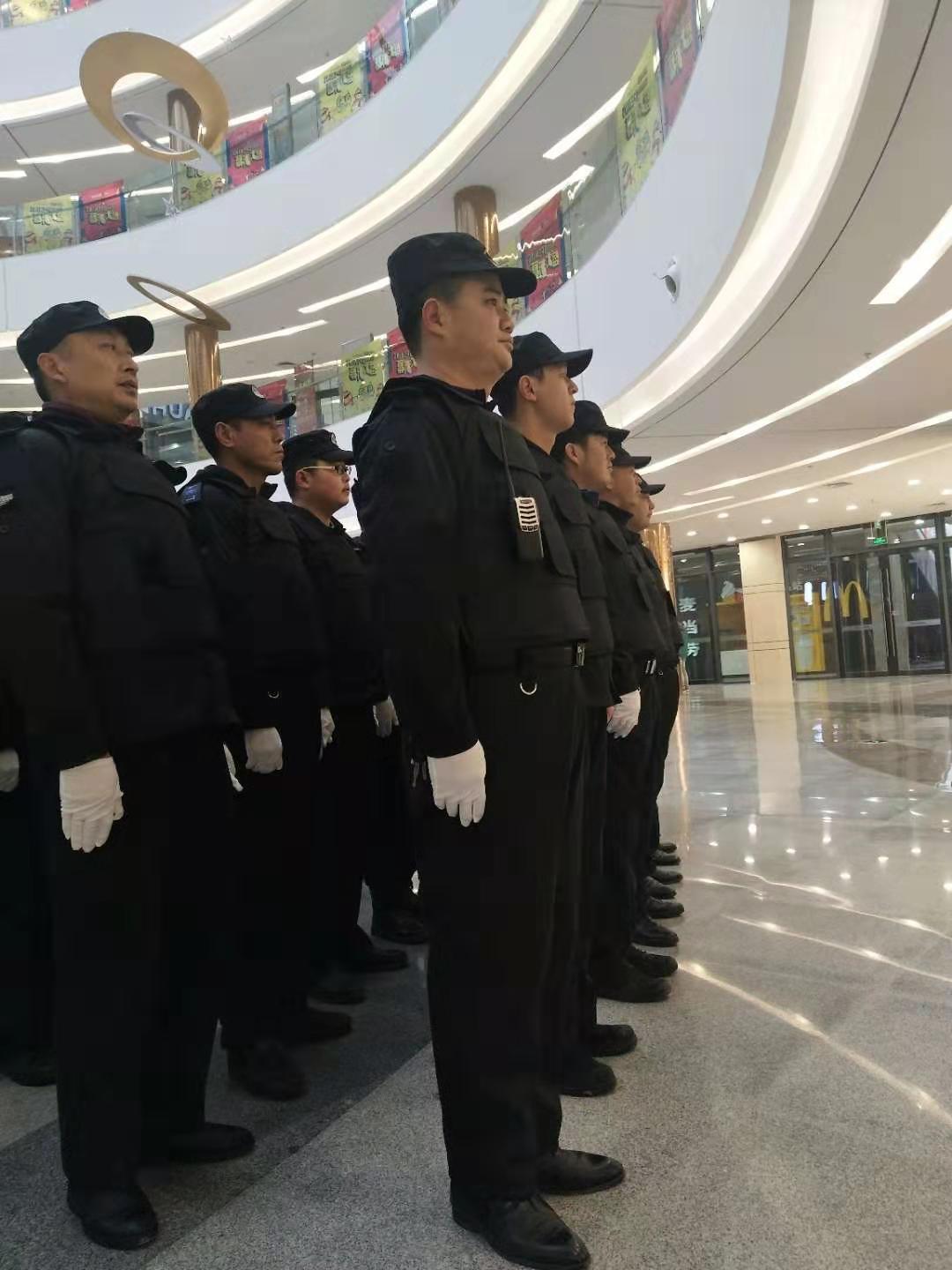 獵鷹安保在星球-**城步行街進(jìn)行安防工作