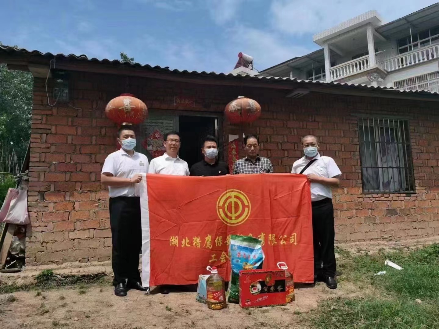 端午節(jié)將至，獵鷹企業(yè)組織員工走進鄉(xiāng)村，為老人送去生活物資