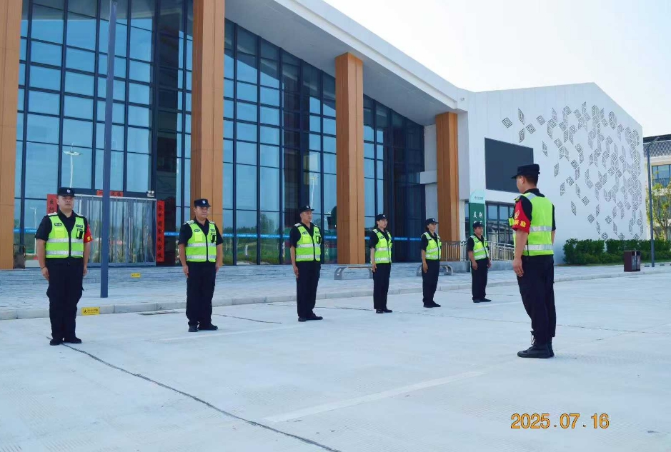 湖北獵鷹保安公司無(wú)畏“烤”驗(yàn)，開(kāi)展交通指引手勢(shì)專(zhuān)題培訓(xùn)